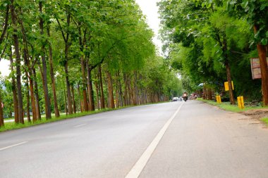 Mavi gökyüzü arkaplanındaki yol görüntüsü 