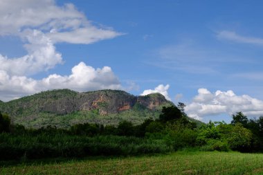 bulutlar ile mavi gökyüzüne karşı güzel doğa manzara 