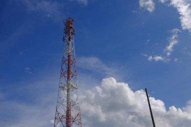 gökyüzüne karşı büyük iletişim Kulesi