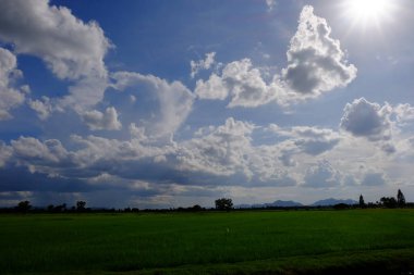 bulutlar ile mavi gökyüzüne karşı güzel doğa manzara 