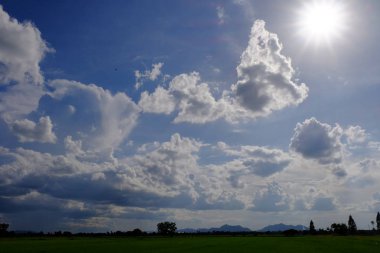 bulutlar ile mavi gökyüzüne karşı güzel doğa manzara 