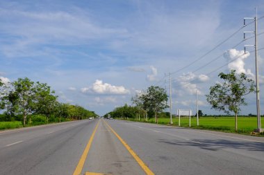 Mavi gökyüzü arkaplanındaki yol görüntüsü 
