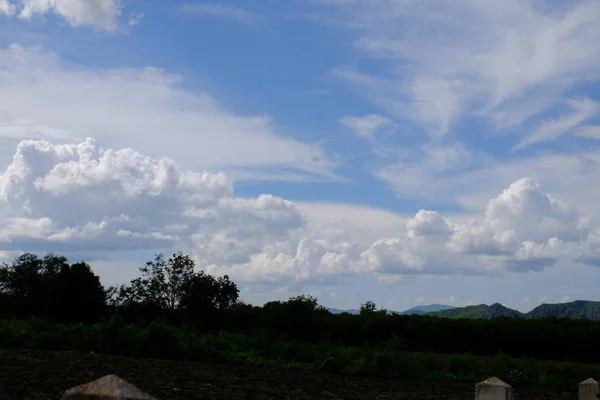 Красивий Природний Пейзаж Тлі Блакитного Неба Хмарами — стокове фото