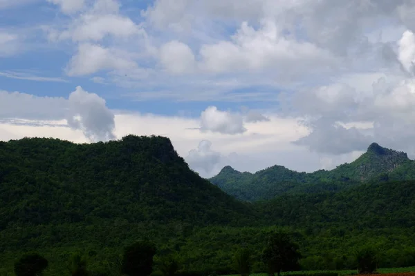 Bela Paisagem Natureza Contra Céu Azul Com Nuvens — Fotografia de Stock