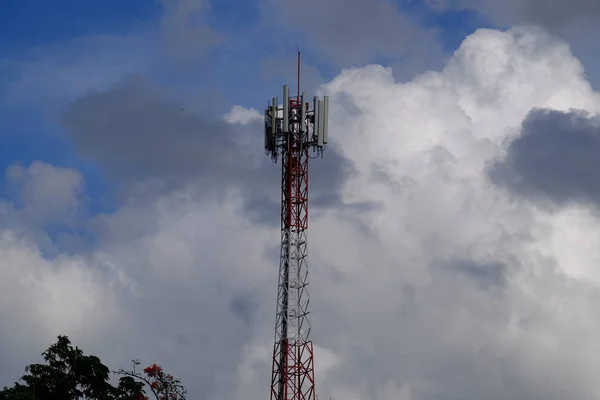 Grande Torre Comunicação Contra Céu — Fotografia de Stock