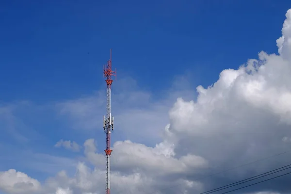 Gran Torre Comunicación Contra Cielo —  Fotos de Stock