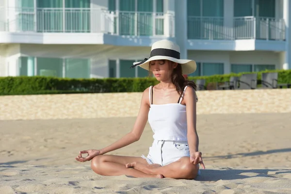 Молода Жінка Медитує Пляжі — стокове фото