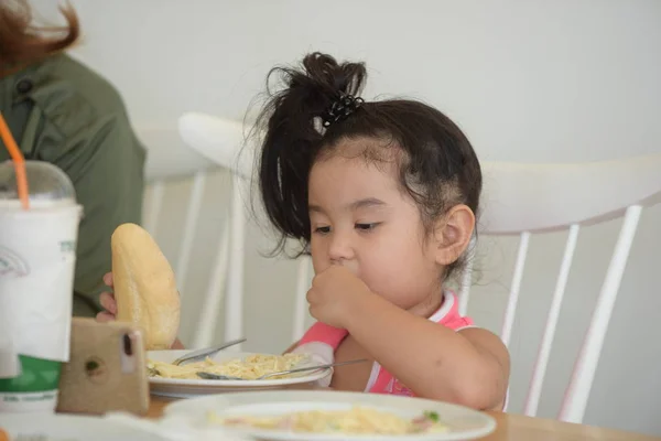 Niña Está Comiendo Deliciosa Comida — Foto de Stock