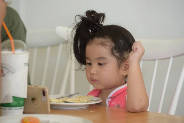 Petite Fille Mange Nourriture Délicieuse — Photo
