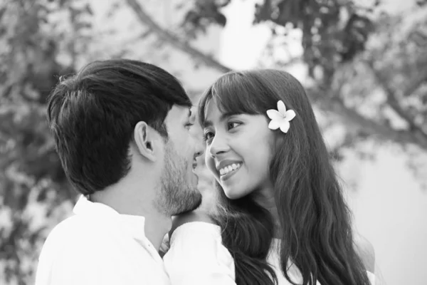 Junge Schöne Asiatische Paar Posiert Bei Outdoor Fotosession — Stockfoto