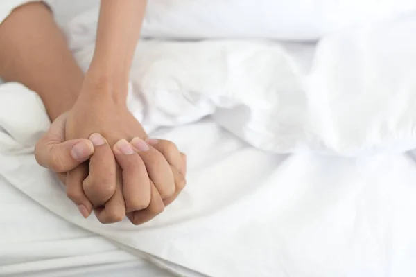 Nahaufnahme Der Hände Einer Frau Bett — Stockfoto