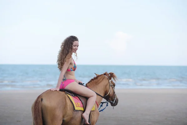 Schöne Frau Reitet Pferd Ufer Des Meeres — Stockfoto