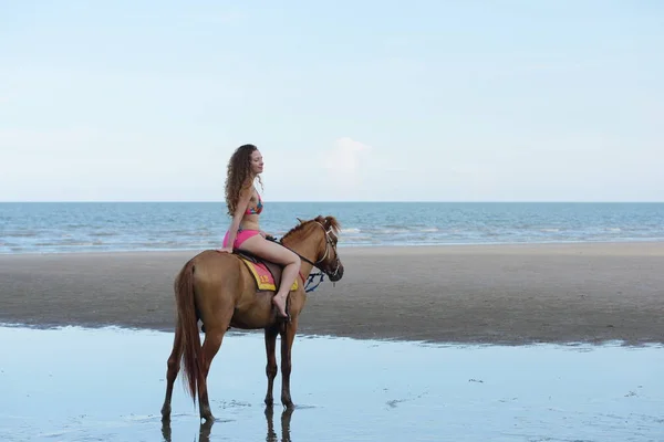 美丽的女人骑在海边的马 — 图库照片