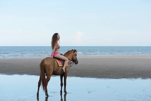 Belle Femme Cheval Sur Rivage Mer — Photo