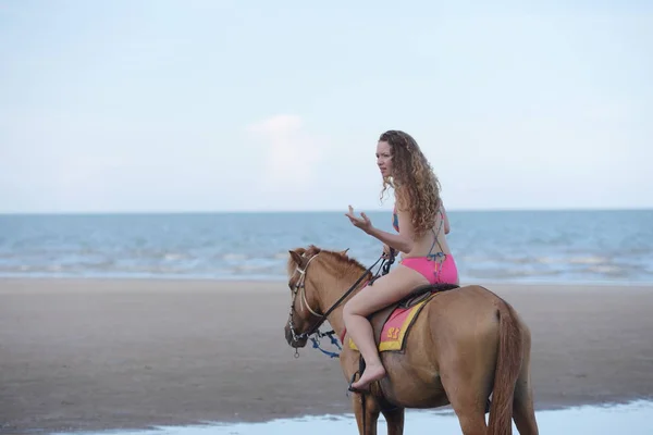 Schöne Frau Reitet Pferd Ufer Des Meeres — Stockfoto