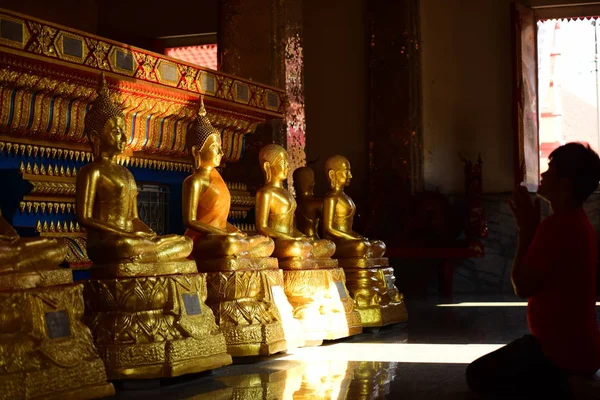 Statues Bouddha Dans Temple Bouddhiste — Photo
