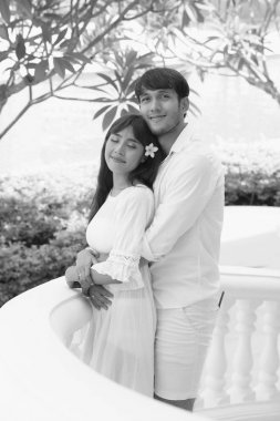  Havuz alanında çiftlerin portreleri mutlu.