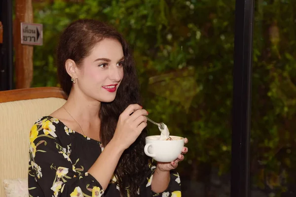 Hermosa Chica Con Una Taza — Foto de Stock