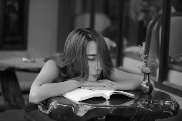 Mujer Está Leyendo Libro Café — Foto de Stock
