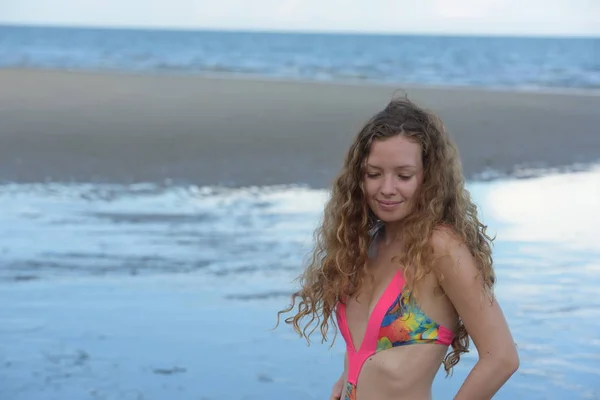 Молодая Кудрявая Женщина Купальнике Отдыхает Пляже — стоковое фото