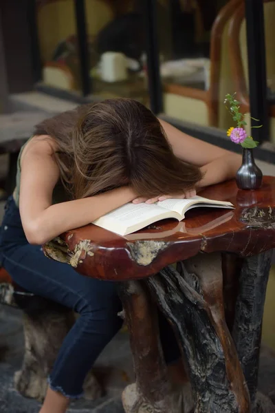 Mujer Está Durmiendo Libro Cafetería — Foto de Stock