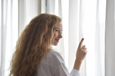 kıvırcık saçlı güzel genç sarışın kadın kapalı poz 