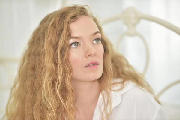 Beautiful Young Blonde Woman Curly Hair Posing Indoors — Stock Photo, Image