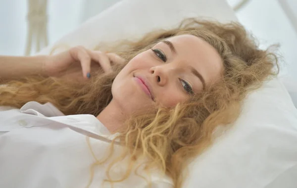 Bella Giovane Donna Bionda Con Capelli Ricci Posa Chiuso — Foto Stock