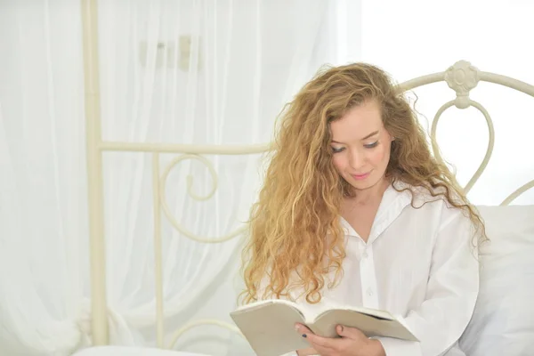 Bela Jovem Loira Posando Cama Com Livro — Fotografia de Stock