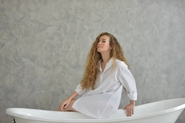 Schöne Blonde Frau Posiert Badezimmer — Stockfoto