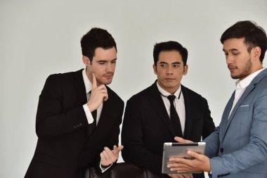 Birlikte çalışan genç işadamları iş projelerini tartışıyorlar.