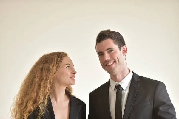 正式な服装をした女性と男性ビジネス関係者 — ストック写真