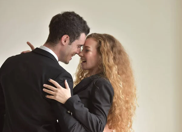 Vrouw Man Formele Kleding Knuffelen Affaire Het Werk — Stockfoto