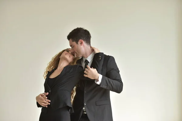 Frau Und Mann Offizieller Kleidung Umarmen Sich Affäre Arbeitsplatz — Stockfoto