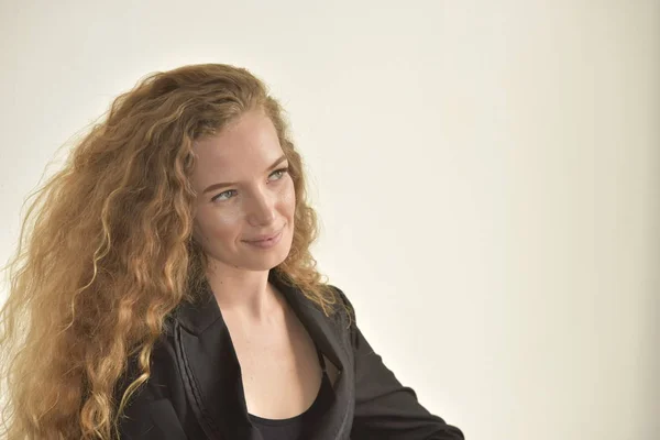 Retrato Uma Bela Jovem Mulher — Fotografia de Stock