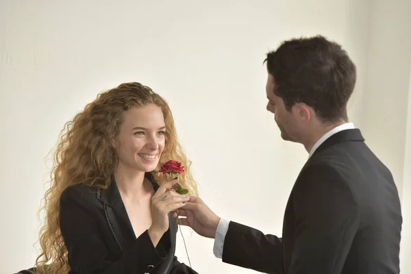 Biznesmen Dając Czerwony Kwiat Businesswoman Romans Miejscu Pracy — Zdjęcie stockowe