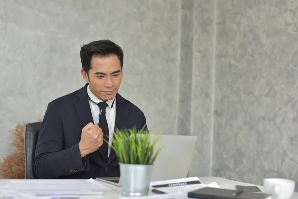 Empresário Asiático Trabalhando Com Computador Portátil Escritório — Fotografia de Stock