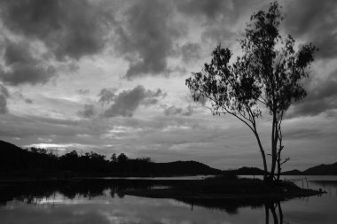 Gölde güzel bir gün batımı
