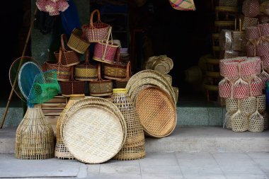 pazarda bambu yapılmış hasır 