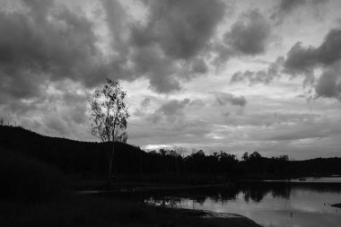 Dağlarda güzel bir gün batımı