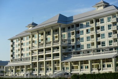 Şehrin merkezindeki modern bina.