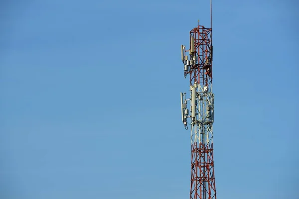 青空を背景にした放送塔 — ストック写真