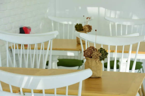 Белые Стулья Столики Кафе — стоковое фото