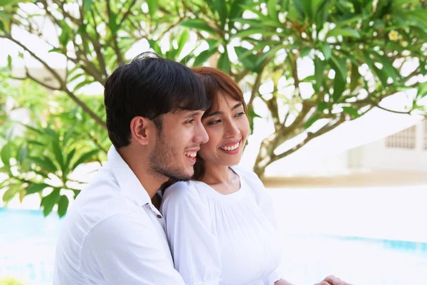 Romántica Pareja Joven Disfrutando Del Aire Fresco Piscina —  Fotos de Stock