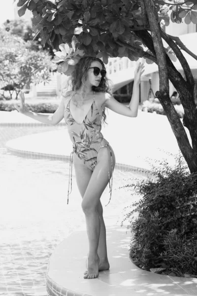 Beautiful Young Woman Swimsuit Posing Swimming Pool — Stock Photo, Image