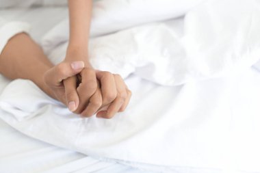 Yataktaki iki eli de kapat.