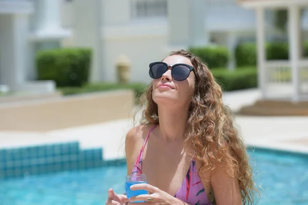 Yüzme Havuzunda Kokteyl Içen Mayo Güzel Genç Kadın — Stok fotoğraf