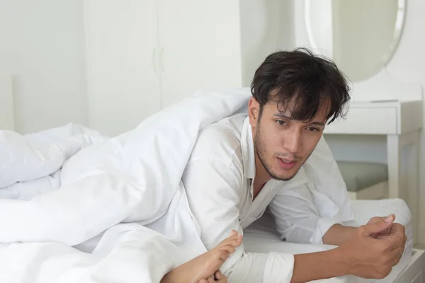 Азиатский Мужчина Лежит Кровати — стоковое фото
