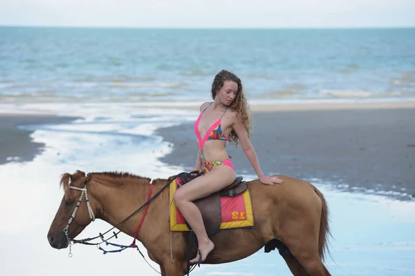 美丽的女人骑在海边的马 — 图库照片