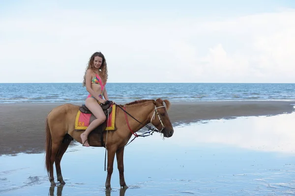 Hermosa Mujer Caballo Orilla Del Mar — Foto de Stock